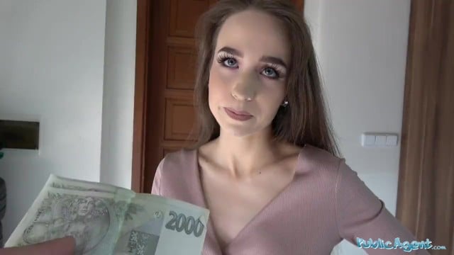 Пикапер заплатил девятнадцатилетней красотке и повел ее домой для траха