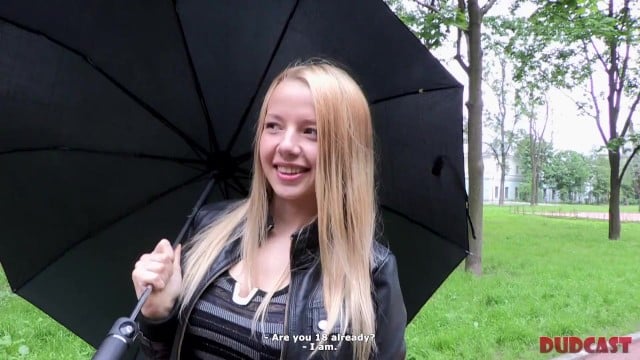 Хитрый мудак развел молоденькую дурочку на жеский трах